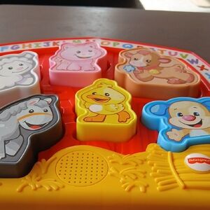 Fisher-Price Animal Friends Musical Puzzle Board - Red, Yellow, Blue, Pink